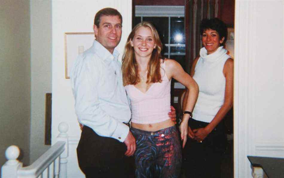   Virginia Roberts photographiée avec le prince Andrew et Ghislaine Maxwell au début de 2001