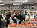 Les gens font leurs courses dans un supermarché de Glendale, en Californie.