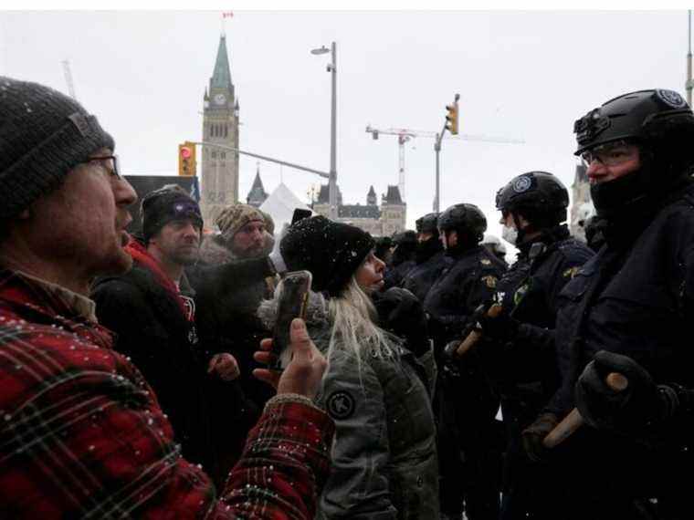 L’action policière continue de mettre fin à la manifestation à Ottawa alors que les députés reprennent le débat sur la Loi sur les urgences