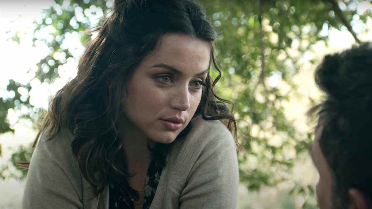 Ana de Armas regarde Ben Affleck dans Deep Water