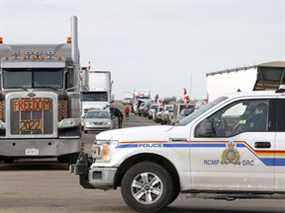 Le barrage routier sur l'autoroute 4 à l'extérieur de Milk River en direction du poste frontalier de Coutts le mardi 8 février 2022.