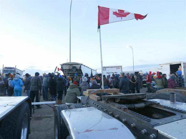 « C’est une guerre »: des manifestants arrêtés de Coutts disent avoir été provoqués par la GRC