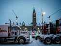 Des camions bloquent une rue devant la colline du Parlement lors de la manifestation contre les mandats de Covid-19, à Ottawa le 18 février 2022. - 