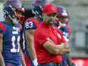 L'entraîneur-chef des Alouettes de Montréal Khari Jones sur la touche avant un match contre le Rouge et Noir d'Ottawa à Montréal le 11 octobre 2021.