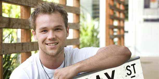 L'ancienne star de Neighbours, Lincoln Lewis, répond à la triste suppression de l'émission

