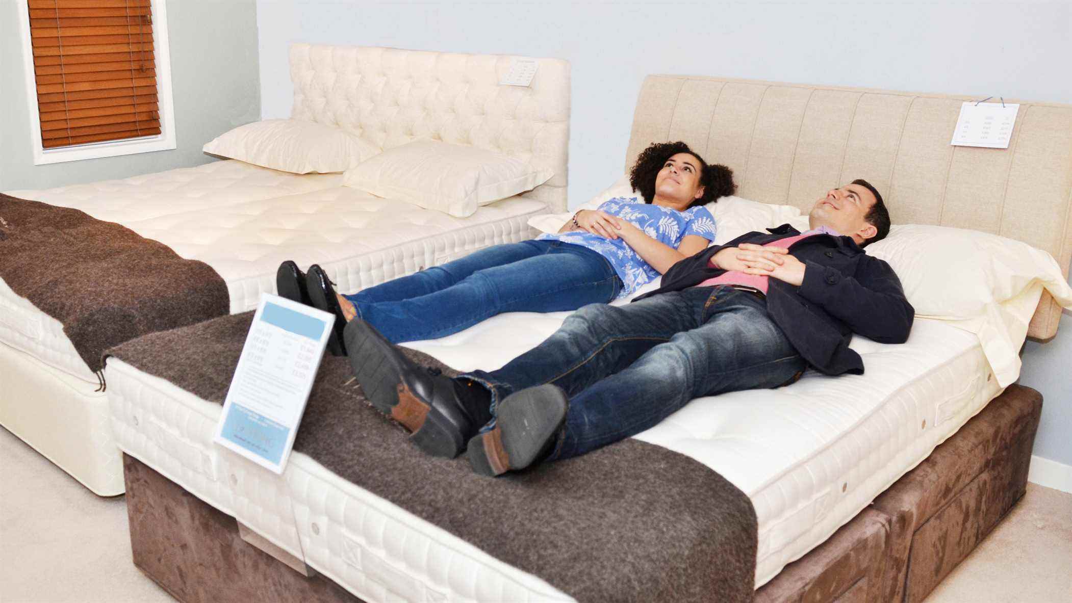 Un couple teste un nouveau matelas