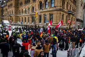 Les manifestants poursuivent leur protestation alors que la police se déploie pour les expulser le 19 février 2022.