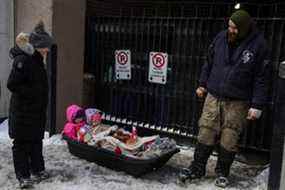 Des enfants sont assis dans un toboggan en plastique après que la police a débarrassé les rues des camions et des manifestants.