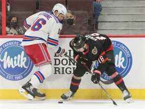 Le centre des Rangers de New York Ryan Strome (16 ans) affronte l'ailier gauche des Sénateurs d'Ottawa Tim Stuetzle (18 ans) en première période au Centre Canadian Tire, le dimanche 20 février 2022.