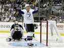 Vincent Lecavalier du Lightning célèbre après avoir marqué contre les Penguins lors du cinquième match des quarts de finale de l'Association de l'Est en 2011.