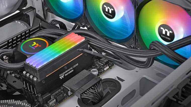 Les kits DDR5 ToughRAM RC compatibles avec le refroidissement par eau de Thermaltake arrivent dans le commerce de détail