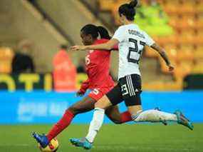 L'attaquante canadienne Nichelle Prince (L) se prépare à tirer sous la pression de la défenseure allemande Sara Doorsoun (R) lors du match international de football féminin entre le Canada et l'Allemagne au stade Carrow Road, à Norwich, le 20 février 2022.