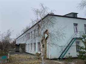 Une vue extérieure montre un mur de jardin d'enfants endommagé par ce que les responsables militaires ukrainiens décrivent comme des bombardements, à Stanytsia Luhanska dans la région de Lougansk, en Ukraine, sur cette photo publiée le 17 février 2022.