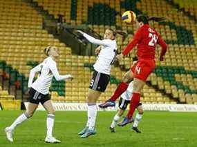 La Canadienne Vanessa Gilles marque contre l'Allemagne à la Coupe Arnold Clark à Norwich, en Angleterre, le 20 février 2022.