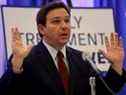 Le gouverneur de Floride, Ron DeSantis, tient une conférence de presse au campus nord du Miami Dade College le 26 janvier 2022 à Miami, en Floride.  