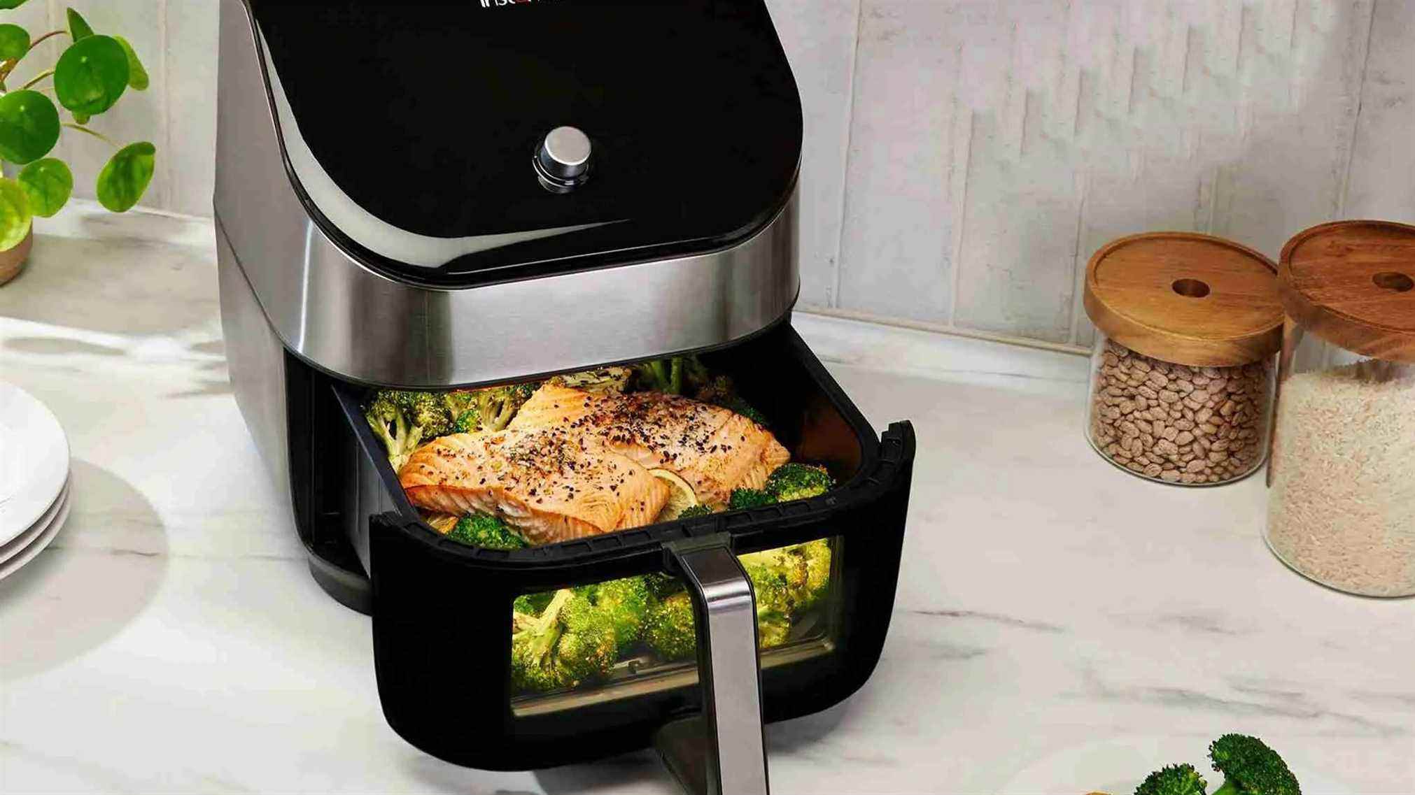 La friteuse à air Instant Vortex Plus 6 en 1 avec ClearCook et OdourEase est utilisée pour cuire le saumon