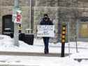 Un contre-manifestant à Ottawa. 