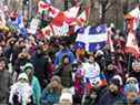 Une foule de quelques milliers de personnes se rassemble pour soutenir le convoi de camionneurs à Montréal le 12 février 2022. 