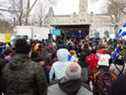 Les organisateurs de la manifestation s'adressent à la foule lors d'une manifestation près de l'Assemblée nationale à Québec le 20 février 2022.