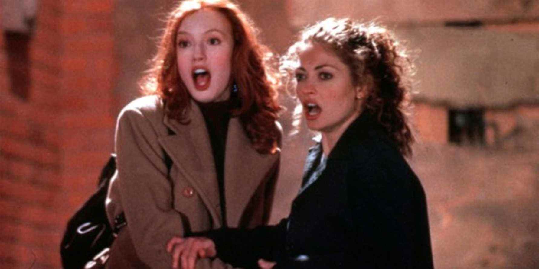 Alicia Witt dans le rôle de Natalie et Rebecca Gayheart dans le rôle de Brenda hurlant dans Urban Legend