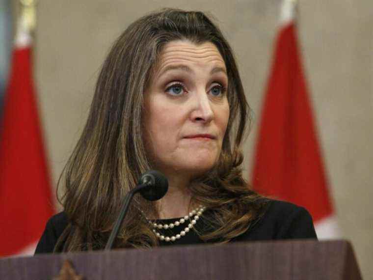 Débat sur la loi sur les urgences: Freeland déclare que les banques gèlent désormais les comptes des manifestants