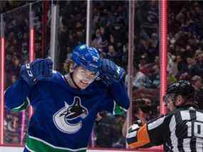 Vasily Podkolzin des Canucks de Vancouver célèbre son but contre le Kraken de Seattle lors de la deuxième période d'un match de hockey de la LNH à Vancouver, en Colombie-Britannique, le lundi 21 février 2022.