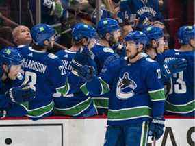 Le défenseur des Canucks de Vancouver Travis Hamonic (27 ans) célèbre son but contre le Seattle Kraken en deuxième période au Rogers Arena.