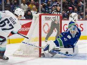 Le gardien des Canucks de Vancouver Thatcher Demko (35 ans) fait un arrêt sur l'attaquant du Seattle Kraken Morgan Geekie (67 ans) en deuxième période au Rogers Arena.