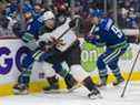 L'attaquant des Canucks de Vancouver Juho Lammikko et l'attaquant Alex Chiasson affrontent le défenseur des Coyotes de l'Arizona Ilya Lyubushkin en première période au Rogers Arena. 