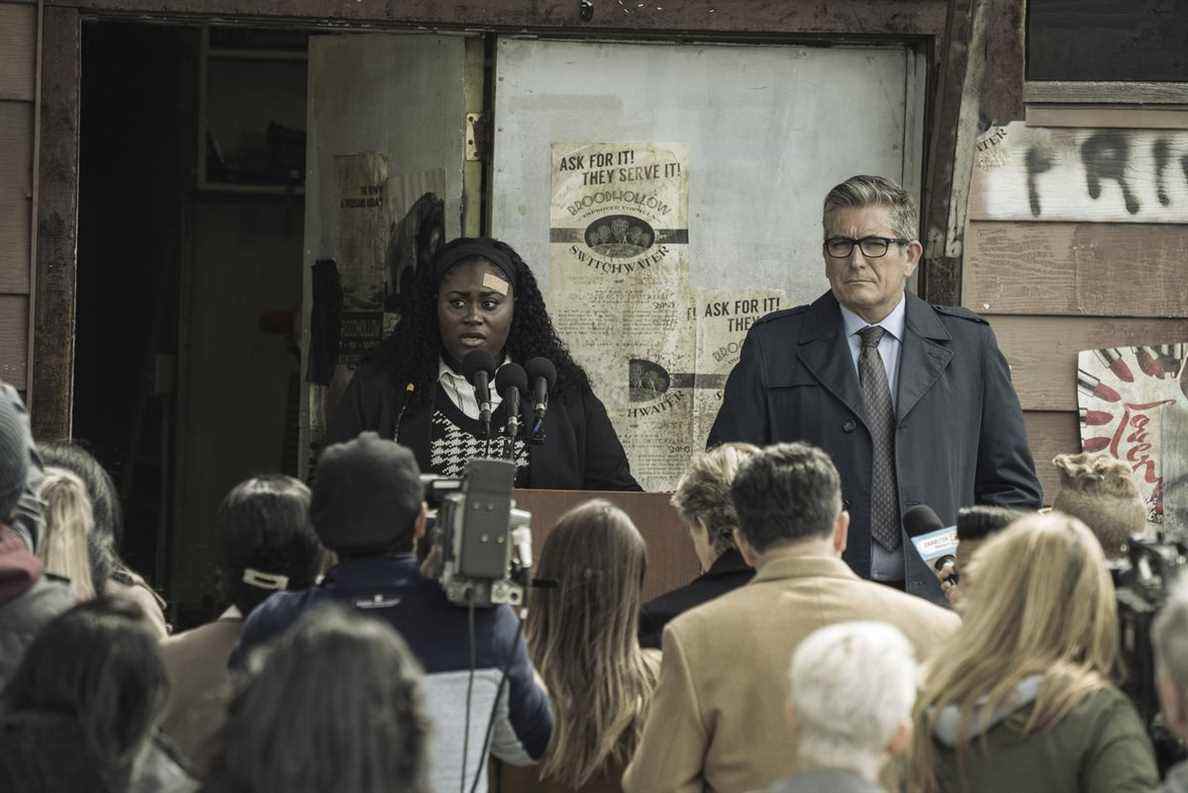 Leota donne une conférence de presse lors de la finale de la saison 1 de Peacemaker