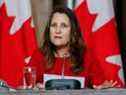 La vice-première ministre et ministre des Finances Chrystia Freeland prend la parole lors d'une conférence de presse à Ottawa, le 6 octobre 2021.