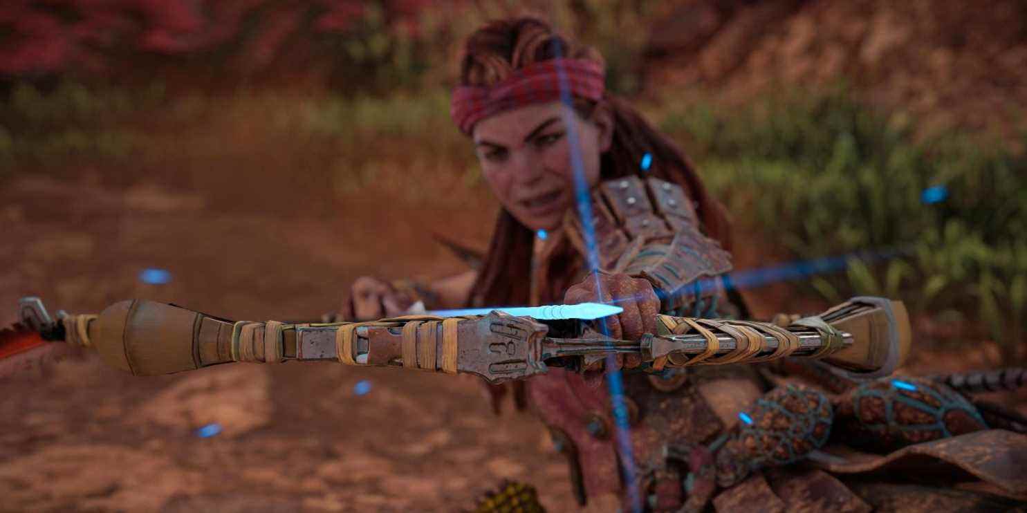 aloy glisse sur le sol en frappant une flèche qui brille en bleu