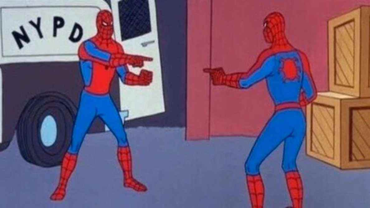 Dans une image quelque peu basse résolution, deux personnes habillées comme Spider-Man se pointent du doigt avec surprise dans la série télévisée d'animation Spider-Man de 1967.  (Le Spider-Man pointant sur l'image meme de Spider-Man.)