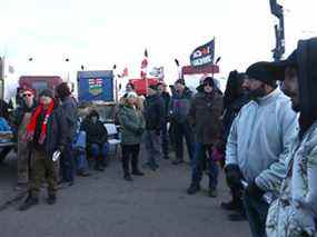 Les manifestants écoutent le premier ministre Jason Kenney au barrage routier sur l'autoroute 4 à l'extérieur de Milk River en direction de la frontière de Coutts le mardi 8 février 2022.