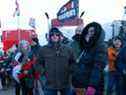 Des manifestants au barrage routier sur l'autoroute 4 à l'extérieur de Milk River se dirigent vers le poste frontalier de Coutts.