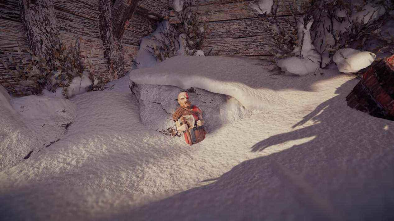 Le Totem de la Guerre est à côté de la cabane sur la gauche, à moitié enseveli sous la neige.