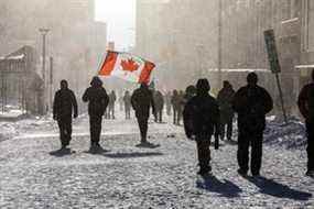 Des policiers de diverses forces à travers le pays se sont réunis pour tenter de mettre fin à l'occupation du « Freedom Convoy » le samedi 19 février 2022. ASHLEY FRASER/POSTMEDIA NETWORK