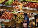 Une femme parcourt la section des fruits d'un supermarché Loblaw à Collingwood, en Ontario.