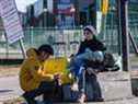 Dimitro et Julia avec leur fils de 5 mois portent des valises après avoir traversé la frontière polono-ukrainienne après une nuit de voyage en minibus depuis Lviv le 24 février 2022 à Medyka, en Pologne.  