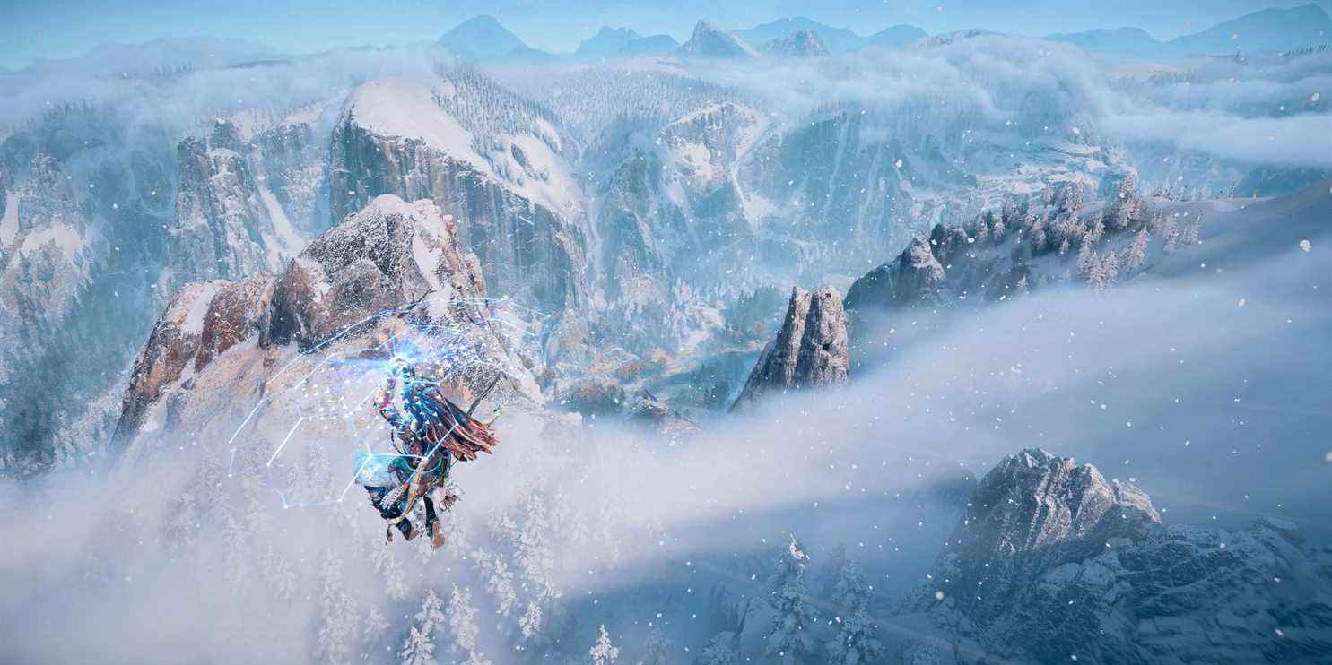 Aloy glisse avec un rougeoyant et translucide sur une chaîne de montagnes enneigée 