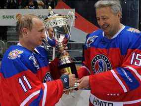 En ce 10 mai 2016, photo d'archive, le président russe Vladimir Poutine, à gauche, se voit remettre un trophée par le président de la Ligue de hockey de nuit, Alexander Yakushev, après un match de gala de la Ligue de hockey de nuit au Bolshoy Ice Dome dans la station balnéaire de Sotchi, sur la mer Noire. , Russie.  Yakushev a été sélectionné au Temple de la renommée du hockey, le mardi 26 juin 2018. (Mikhail Klimentyev/Sputnik, Kremlin Pool Photo via AP, File)