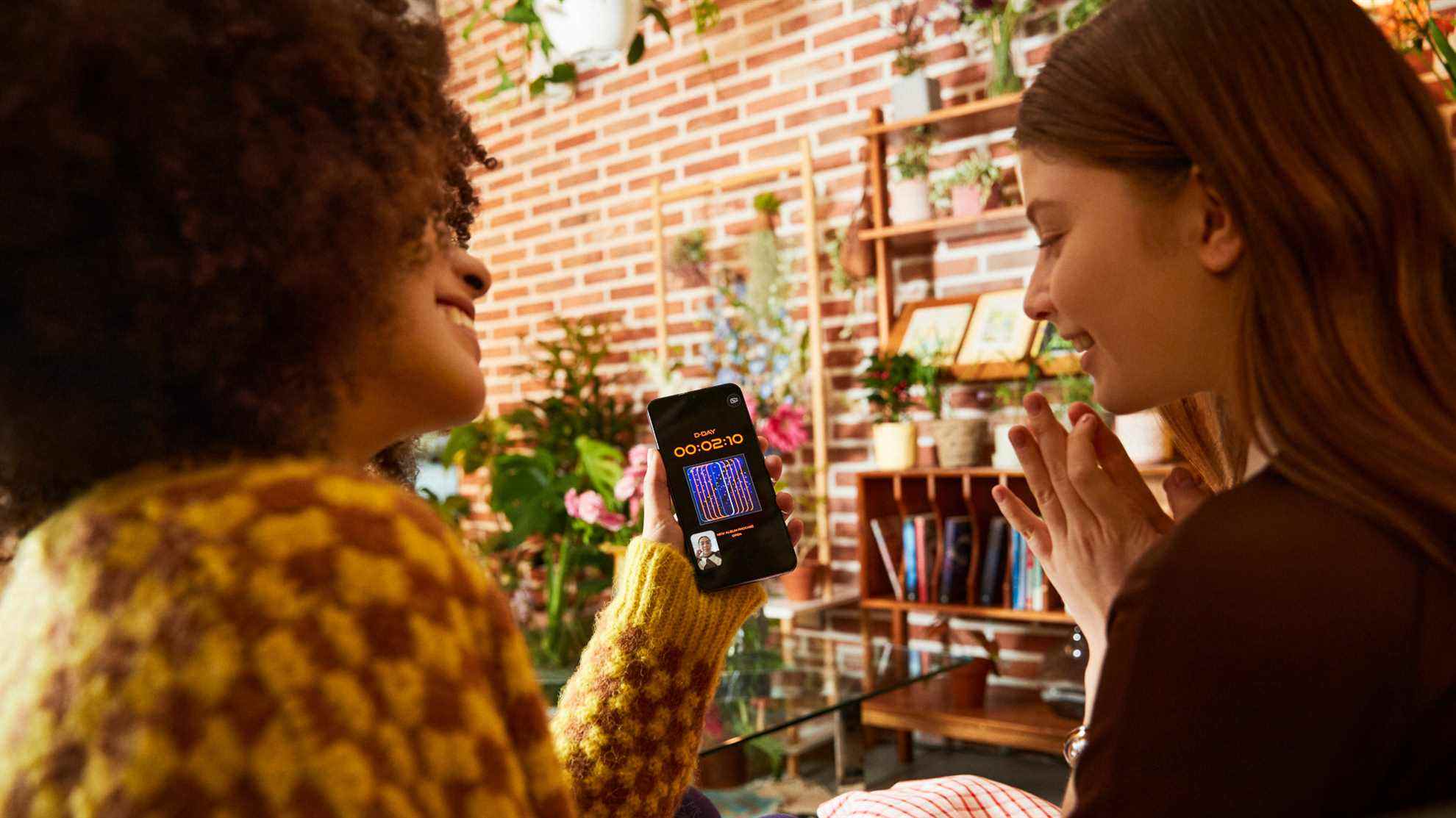 deux femmes utilisant un galaxy s22