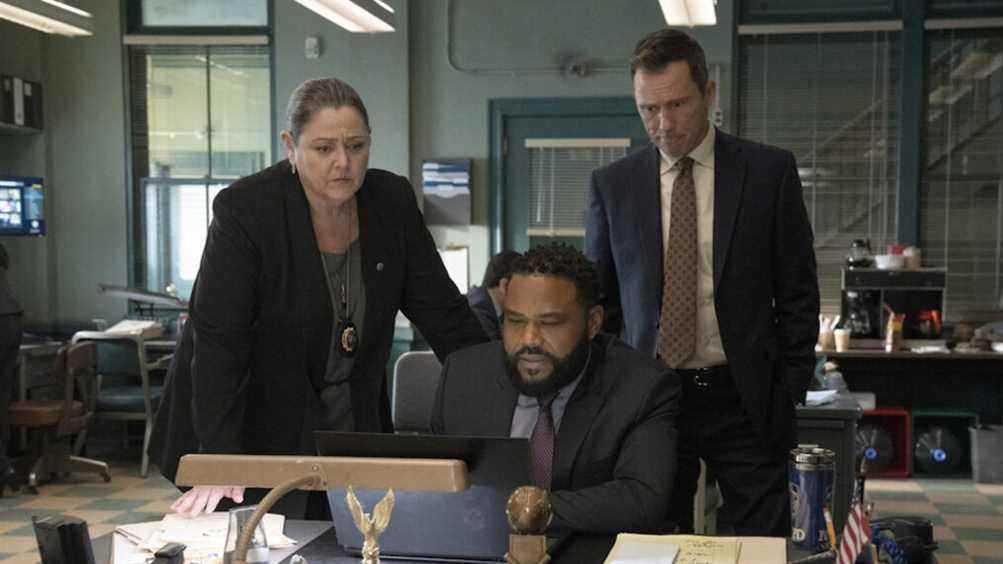 'Law & Order' revient, 'Grey's Crossover Crisis, tous dans la famille 'Ghosts', nouvelle frontière pour 'Discovery'
