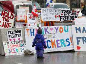 Un jeune enfant regarde des affiches en faveur des camionneurs à Ottawa le 9 février.