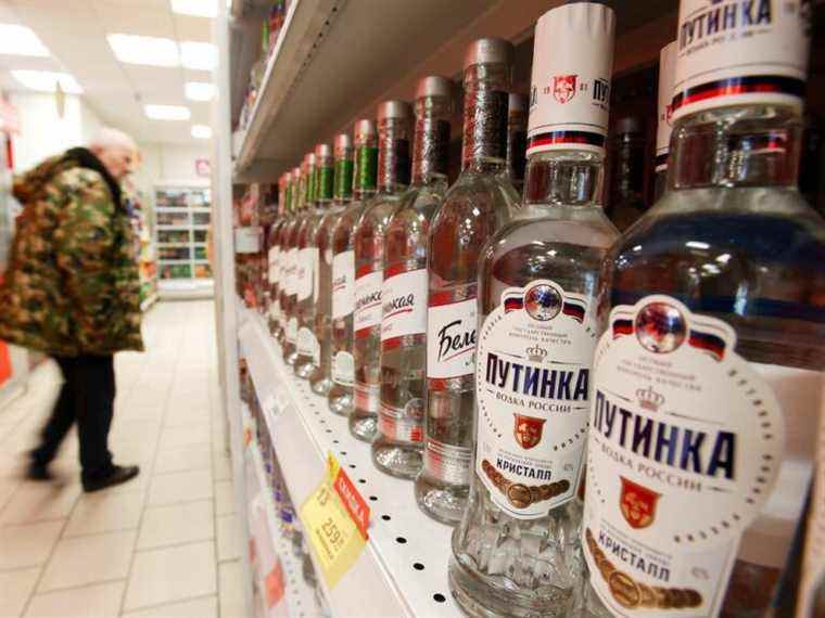 Les magasins d’alcool au Canada, y compris la LCBO, retirent les produits russes des étagères