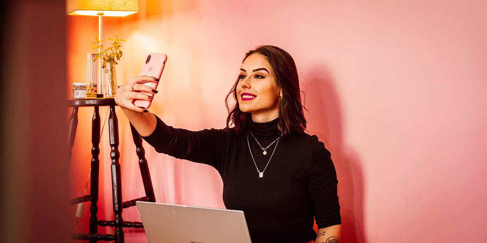 Femme prenant un selfie dans la chambre