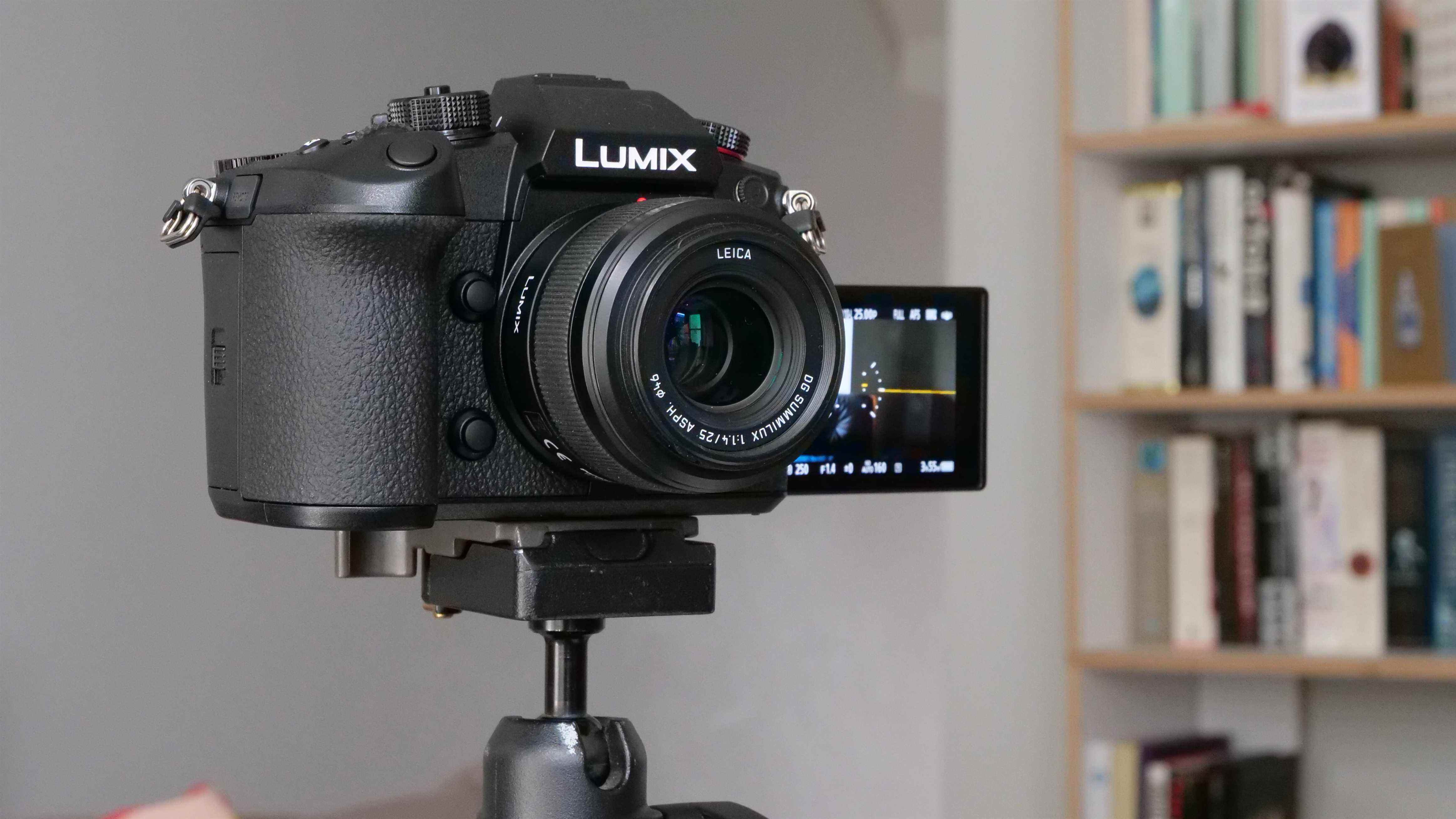 L'appareil photo Panasonic GH6 posé sur un trépied