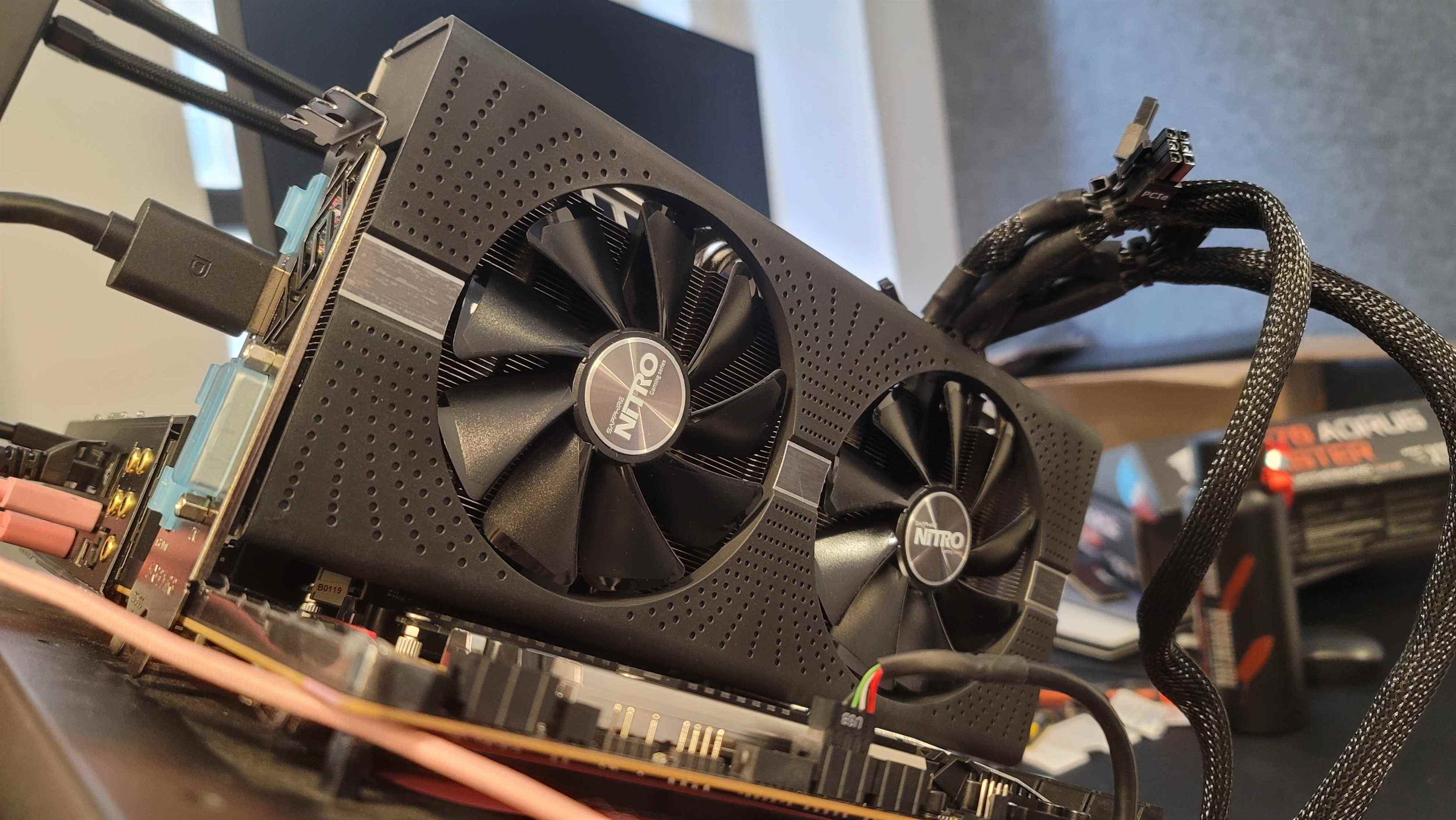 Carte graphique RX 580 branchée sur un banc de test