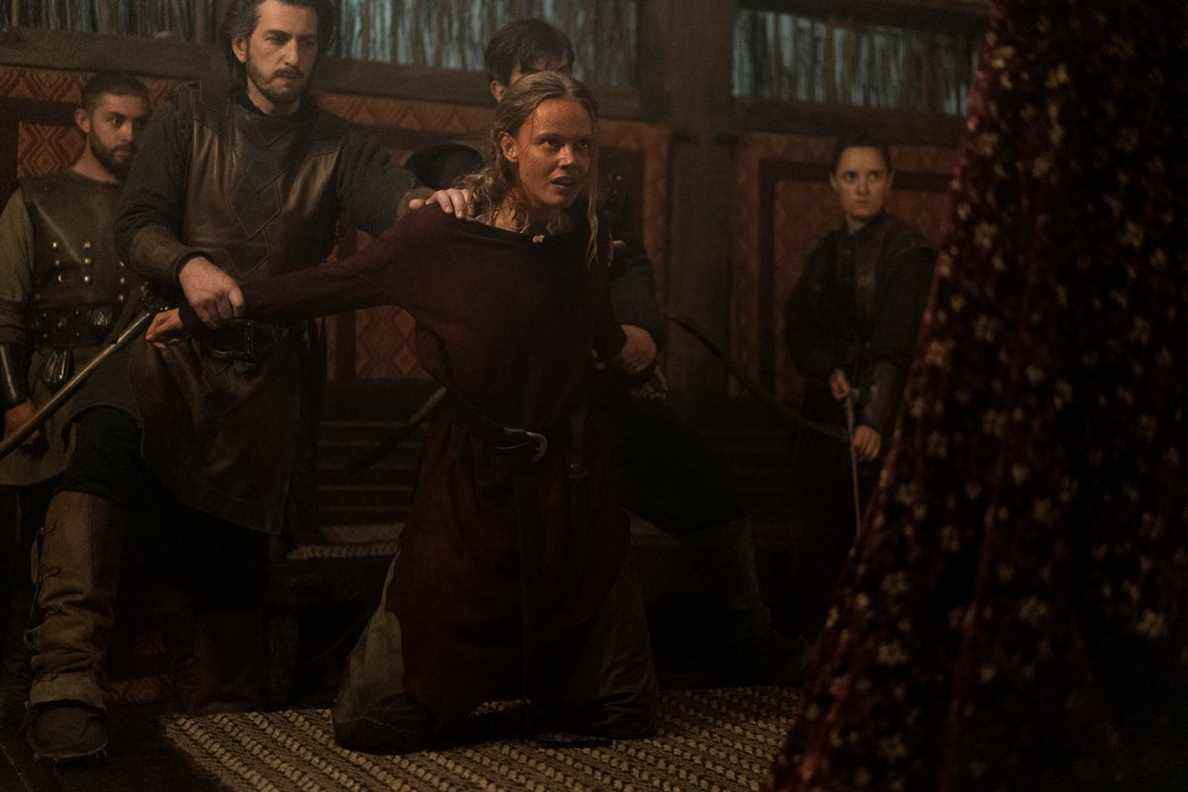 Freydis retenu par d'autres Vikings dans une image de Vikings