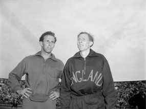 John Landy, à gauche, et Roger Bannister ensemble à l'Empire Stadium en 1954.